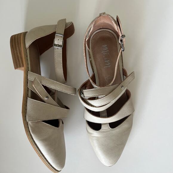 Mi.im Pointed Toe Leather Flat SZ 8.5 Natural White Strappy Edgy T-Strap - Picture 8 of 9